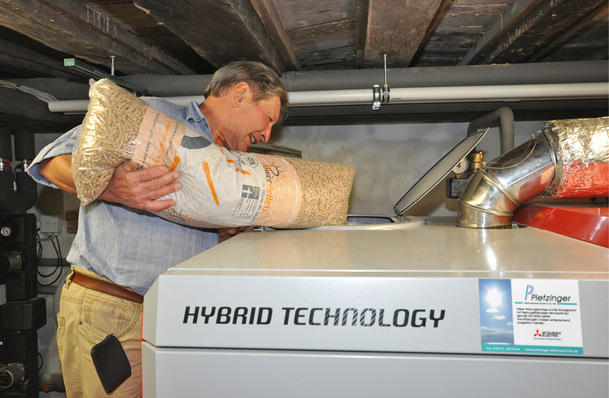 Statt allein mit Scheitholz zu heizen, suchen Hausbesitzer vermehrt die Kombination mit Holzpellets, die auch den automatischen  ­ Betrieb erlauben.