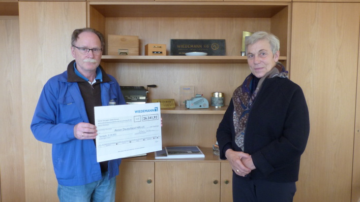 Lesley Hayes aus der Logistik mit Barbara Wiedemann.