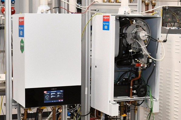 Zwei 100-%-H2-ready-Prototypen von Viessmann auf dem Prüfstand: Nach der Erprobung folgen die Phasen Qualifizierung, Dauererprobung und schließlich der Einsatz der neuen Geräte in realen Heizungsanlagen.