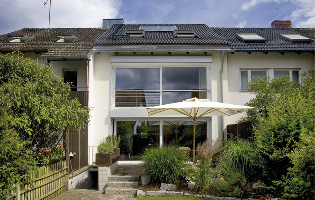 Mit der Integration von solarthermischen Wärmequellen in ein Gebäudesystem lassen sich die Betriebszeiten der Wärmepumpe reduzieren und die Regeneration der Wärmequellen wird optimiert.