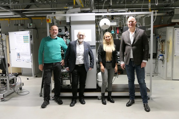 (v.l.n.r.) Prof. Robert Grob (HS Esslingen), Prof. Werner Klement (Geschäftsführer Weiterbildungscampus Hochschule Esslingen GmbH), Sinah Gickeleiter (ITGA BW), Robert Pomes (ITGA BW)