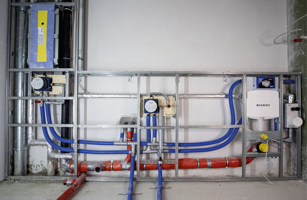 In einem Mehrfamilienhaus kamen in allen Sanitärbereichen sowie bei den Versorgungs- und Entwässerungsleitungen Sanitärsysteme und -elemente von Geberit zum Einsatz – hier sind die Leitungen bereits gedämmt.