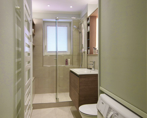 Der Waschtisch mit Spiegelschrank bildet den -optischen Mittelpunkt des Raumes. Wo früher die Wanne stand, wird jetzt die ganze Raumbreite vor dem Fenster für einen Duschplatz genutzt.