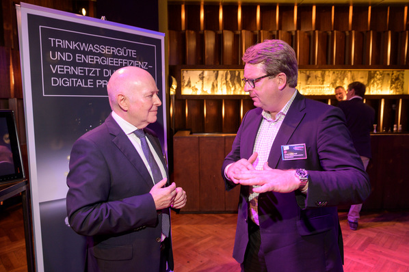 Im Rahmen des Parlamentarischen Abends präsentierte Viega Vice President Global Marketing Dirk Thielker (li.) im Gespräch mit DENEFF-Vorstandsvorsitzendem und Mitglied des Bundestages Carsten Müller das Trinkwassermanagement-System „AquaVip Solutions“, das die energetische Effizienz in der Warmwasserbereitung deutlich steigert.