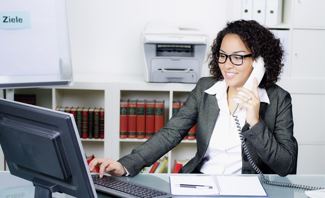 Mithilfe von Chatprogrammen kann die interne Kommunikation schneller und transparenter ablaufen: Fotos, Videos und Aufgaben lassen sich über diesen Weg in Sekundenschnelle übertragen.