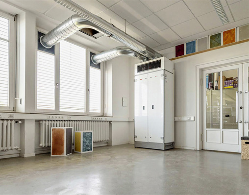 Bild 1: In Kassel wurden im Sommer 2021 in 120 Räumen von 13 Schulen und drei Kindertagesstätten die dezentralen Comfort-Großraum-Lüftungsgeräte CGL Edu von Wolf installiert.