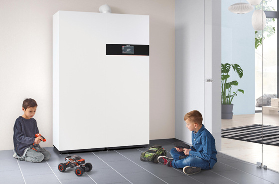 Das Viessmann Brennstoffzellen-Kompaktgerät Vitovalor PT2 besteht aus dem Grundgerät (rechts) mit PEM-Brennstoffzelle und Gas-Brennwertkessel zur Deckung von Wärmebedarfsspitzen sowie dem Speicher-Tower mit 220 Liter Inhalt.