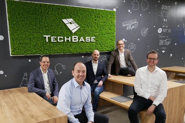 Dr. Thomas Kneip, Vorsitzender der Geschäftsführung der Wolf GmbH, TechBase-Geschäftsführer Alexander Rupprecht und die Wolf-Mitarbeiter Simon Sporer, Martin Mehringer und Dr. Christoph Batzilla bei der Eröffnung der „Wolf Denkfabrik“ (von links).