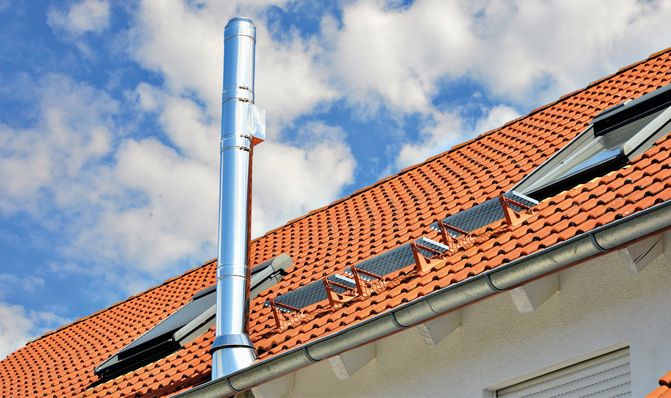 Bild 1: Schornsteine für nach dem 31. Dezember ﻿2021 errichtete Feuerungsanlagen für feste Brennstoffe können in der Regel nicht mehr an der Traufseite angeordnet werden.