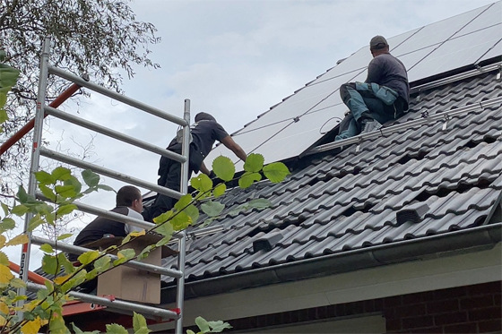 Dank Bosch steht das neue Energiekonzept der Familie Behrend: Neben der klimafreundlichen Sanierung mit dem hybriden Brennwertkessel Condens Hybrid 8000i F und der Wärmepumpe Compress 7400i AW bekommt die Familie zur eigenen Stromerzeugung eine Photovoltaik-Anlage aufs Dach.