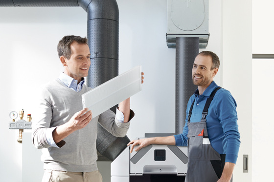 Eine mechanische Wohnungslüftung sorgt für kontinuierlichen Luftaustausch, filtert die Zuluft und verhindert mit einer Wärmerückgewinnung, dass teuer aufgeheizte Raumluft "zum Fenster hinausgeblasen" wird.