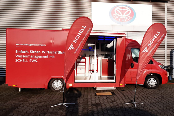 Seit September 2021 „On the road“: Der rollende Showroom der Firma Schell Armaturen begeistert auf seiner Deutschland-Tour Kunden und Außendienstmitarbeiter gleichermaßen. Auch 2022 kann das Schell-Mobil ganz einfach über den persönlichen Schell-Außendienstmitarbeiter oder direkt unter 0151-11620215 gebucht werden.