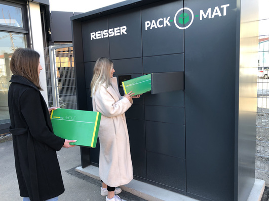 Nach einer Kontrolle, ob die georderten Produkte in eines der 16 Fächer passen, wird spätestens 45 Minuten nach dem Bestelleingang das Material in die Station eingelegt. 