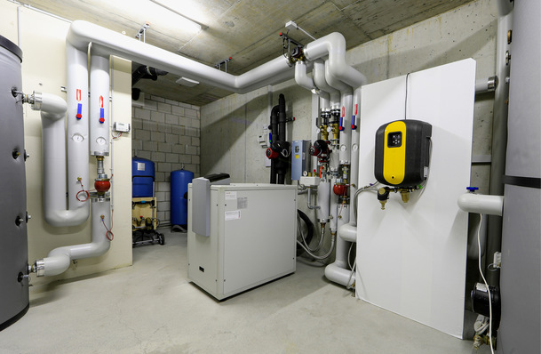 Bild 1: In dieser Heizungsanlage wurde der kompakte Vakuumentgaser SpiroVent Superior S250 installiert. Das Gerät erzeugt das Vakuum über ein Venturi-Rohr in Kombination mit einer drehzahlgesteuerten Kreiselpumpe.