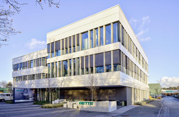 Bette gehört in Europa zu den führenden Herstellern von Badausstattung. Am Hauptstandort der Firma in Delbrück wurde im Jahre 2017 das Verwaltungsgebäude größtenteils kernsaniert bzw. neu gebaut.