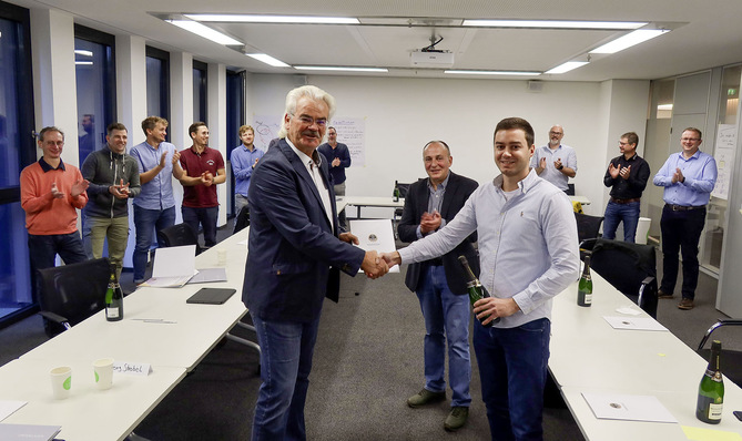 Der Lohn der Arbeit: Am Ende der Management-Ausbildungsreihe gratuliert u. a. Initiator Hermann J. Kreitmeir (Mitte links) den „neuen“ Führungskräften.