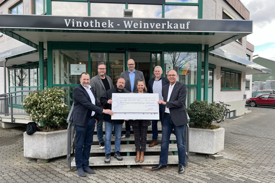 Ein Herz für das Ahrtal: Stellvertretend für alle Unternehmen der KWHT übergaben Thorsten Fiedel (Helios Ventilatoren), Ralf Leisen (NIBE), Andreas Molitor (KESSEL), Guido Hörstmann (Frese Armaturen GmbH) und Manfred Erk (REHAU Industries) den Spendenscheck an die amtierende Weinprinzessin Linda Trarbach.