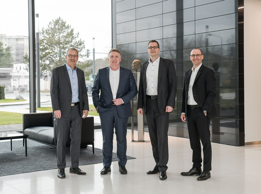 (v.l.n.r.): Aram-Marcel Heß, Regionalverkaufsleiter Bosch Junkers Deutschland, Dr. Olaf Hoppelshäuser, Vorstand MHK Group, Tino Hirsch, Leiter Außendienst Bosch Junkers Deutschland und Stefan Ehrhard, Geschäftsführer interdomus Haustechnik