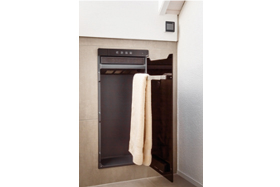 Das Wärmekomfortgerät Zehnder Zenia ist eine Kombination aus Handtuchwärmer, Handtuchtrockner, Infrarot-Heizkörper und Heizlüfter. 