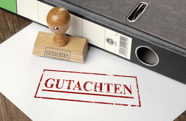 Die Aufgaben eines Sachverständigen sind vielfältig. Ihre Gutachten können Grundlage für Entscheidungen der Gerichte, für außergerichtliche Konfliktklärung im Wege von Schiedsgutachten oder Entscheidungsgrundlage für Bauherren oder Unternehmer sein.