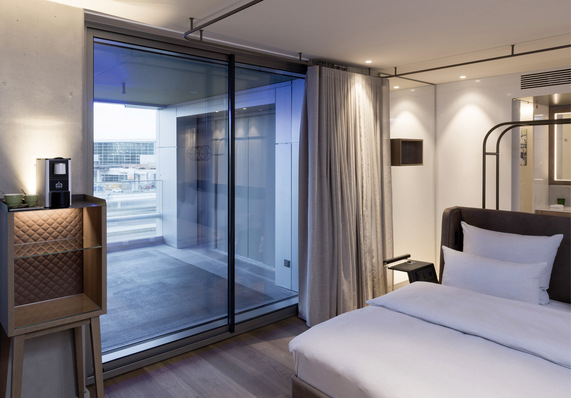 Die einzigartigen CarLifts transportieren Fahrzeuge der Gäste direkt vor die dazugehörigen CarLoft-Zimmer – die oft mühselige Parkplatzsuche entfällt.