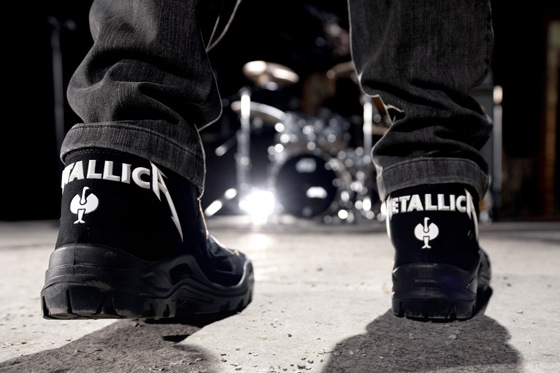 Rock-Ikonen in der CI: Zum Verkaufsstart Ende Juni geben die Stars von Metallica das symbolische Go für die Stahlkappenschuhe „Metallica Safety Boots“.