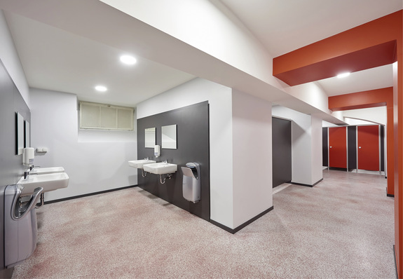 Trennwandsysteme von z. B. Schäfer ­zeichnen sich durch Stabilität, Wasserfestigkeit, ­Reinigungsfreundlichkeit sowie ein ansprechendes Design aus und eignen sich gut für Sanitärkonzepte in Schulen.