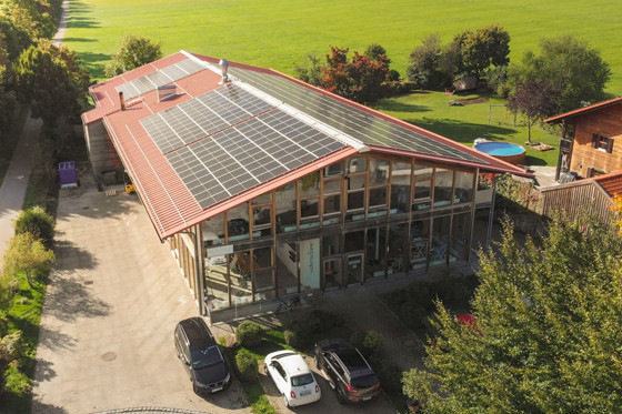Der Veranstaltungsort am 30. Juni 2022, die Sauerlacher Moonich GmbH, wird mit Strom aus einer Photovoltaikanlage mit 100 Kilowatt Leistung versorgt.