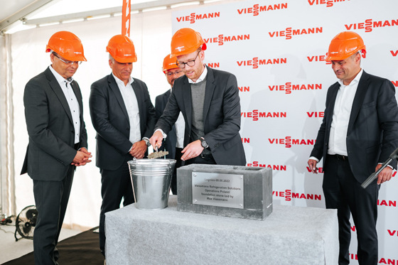 Grundsteinlegung durch Max Viessmann, CEO der Viessmann Group
v.l.n.r. Joachim Schlichtig (CTO Viessmann Refrigeration Solutions), Udo Laeis (CSO Viessmann Refrigeration Solutions), Zsolt Szebenyi (Managing Director and Project Manager Viessmann Refrigeration Solutions Legnica), Max Viessmann (CEO Viessmann Group) und Frank Winters (CEO Viessmann Refrigeration Solutions)