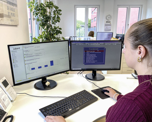 Hier wird es Zeit für eine neue Betriebssoftware: Der Wechsel von einer uralten Anwendung wie auf dem Monitor rechts hin zu einer zeitgemäßen Software kommt zwar nur noch selten vor, ist aber beileibe kein Einzelfall im Jahr 2022.