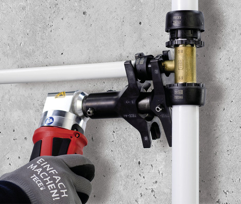 Für die axiale Pressverbindung mit Doppel-Schiebehülsen ist das Mitführen von wartungs­intensivem Presswerkzeug nicht nötig.