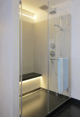 Blickfang: die neue Dusche. Um den ­Komfort zu erhöhen, ist sie mit einer ­Sitzheizung ausgestattet, das Podest wurde an die Fußboden­heizung angebunden.