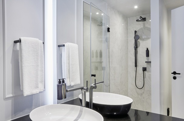 1 Die Bäder setzen ­einen modernen Kontrast in schwarz-weißer Farb­gebung.