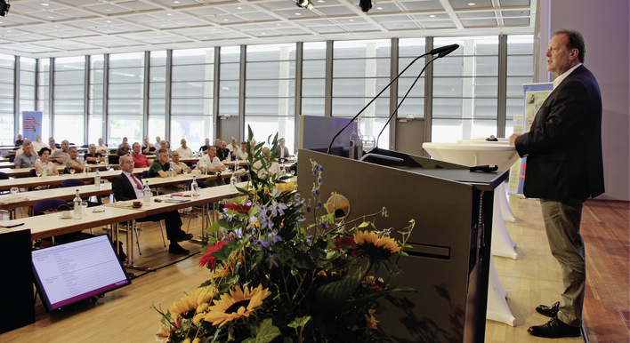 Wie die SHK-Fachschiene zwischen Tradition und Disruption steckt, das zeigte gewohnt provokant Unternehmensberater Arno Kloep auf.