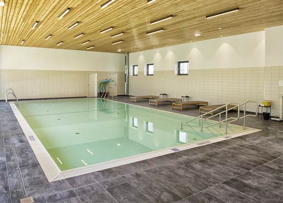 Bei der Neugestaltung des Schwimmbads wurde gezielt auf Naturmaterialien wie Stein und Lärchenholz gesetzt.