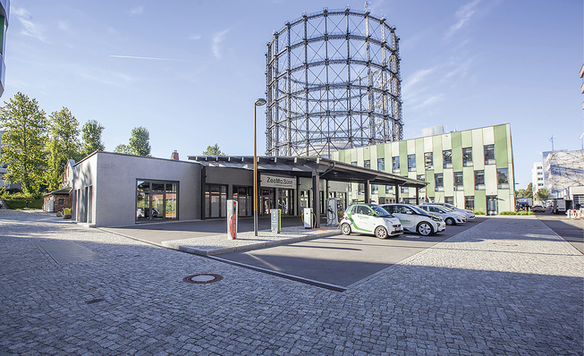 Als ein erstes Ergebnis konnte für den Euref-Campus in Berlin-Schöneberg gezeigt werden, dass durch ein effizientes Zusammenspiel verschiedener Energiewandler und prognosebasierter Fahrweisen die Energieversorgung sogar heute schon klimaneutral und zu Preisen eines konventionellen Energiekonzeptes erfolgen kann.