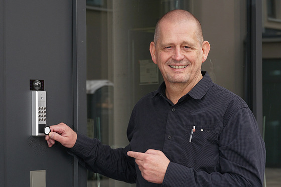 Uwe Hensel von Elements Bad Nauheim zeigt, wie der Fachhandwerker per Chip 24/7 in die Ausstellung kommt.