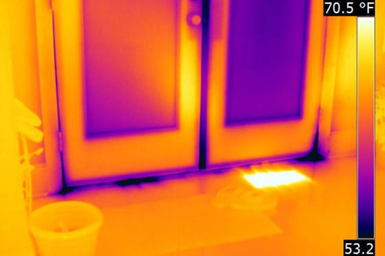 Wärmebild einer schlecht gedämmten Eingangstür.