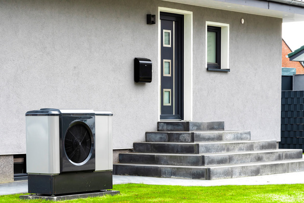 Die richtige Platzierung der Wärmepumpe sorgt dafür, dass die Geräuschemissionen die Nachbarn nicht stören. Eine beispielhafte Bausteinkette zur Weiterbildung rund um die Wärmepumpe.