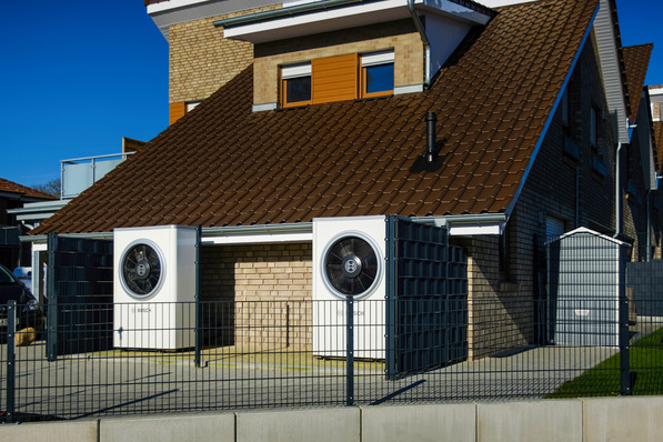 Bei der dezentralen Warmwasserbereitung mit einer Wärmepumpe im 4-Leiter-­System sind nicht wie bei einer klassischen zentralen Warmwasserbereitung ganzjährig 65 bis 70 °C erforderlich.