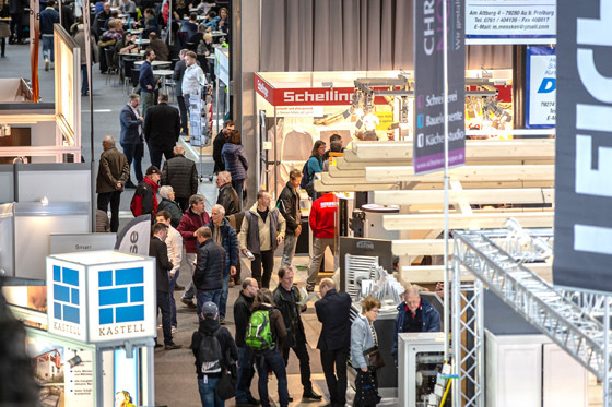 Interessierte Messebesucher informieren sich auf der Getec.