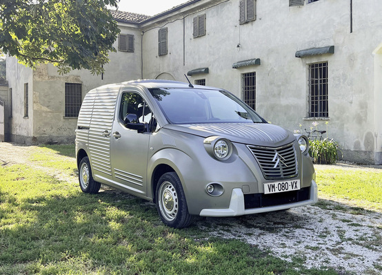Vor allem die neue Kunststofffront verändert das Erscheinungsbild des Berlingo grundlegend und nimmt Bezug auf den Citroën 2CV der 1950er-Jahre.