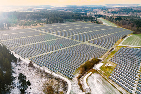 Simulierte Luftaufnahme des geplanten Solarparks in Erbach
mit Photovoltaik-Modulen.