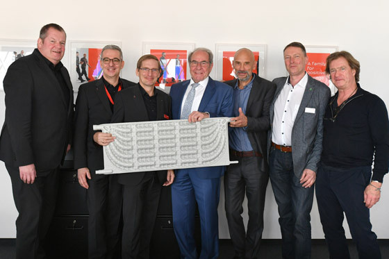 Freuen sich gemeinsam auf große Erdwärme-Anlagen:  Dr. Frank Voßloh, Geschäftsführer Viessmann Deutschland GmbH (links), Prof. Dr. Klaus Wucherer, Gesellschafter, und Jan Bernd Faust, Geschäftsführer von GeoCollect (4. und 5. von links) mit den Teams von Viessmann und GeoCollect auf der ISH 2023.