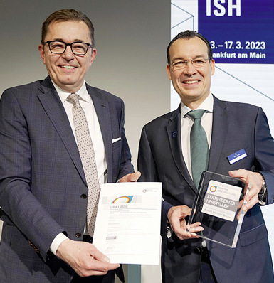 ZVSHK-Präsident Michael Hilpert (links) mit der QZ-Urkunde für Georg Lörz, Vorstand Bad und Wellness bei Villeroy & Boch.