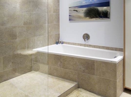 Die Badewanne verjüngt sich zum Fußende hin . Das schafft Platz für einen großen Duscheinstieg.