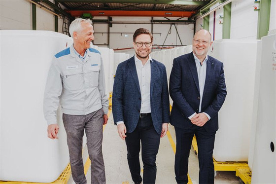 Bundestagsabgeordneter Fabian Gramling besichtigt das Daikin Werk in Güglingen (v.l.n.r.: Marc Behrens (General Affairs Daikin Manufacturing Germany GmbH), Fabian Gramling (Mitglied des Bundestages für die CDU/CSU-Bundestagsfraktion), Volker Weinmann (Beauftragter Umwelt, Politik und Verbände bei Daikin Germany).