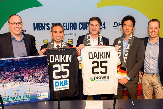 Mark Schober, Vorstandsvorsitzender Deutscher Handballbund e.V., Takayuki Kamekawa, Vice President DAIKIN Europe, Filip De Graeve und Masaharu Tada, Geschäftsführer der Daikin Airconditioning Germany GmbH, Frank Bohmann, Geschäftsführer der Handball-Bundesliga GmbH (v.l.n.r.) .