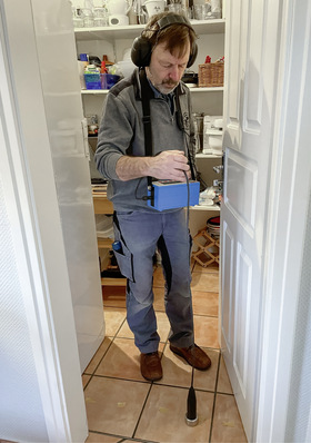 Gerhard Meyer hat sich im Laufe der Zeit auf sämtliche Aufgaben rund um Schäden an Gebäuden spezialisiert. Im Bild führt er eine akustische Wasserleckortung durch.