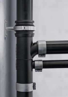 Die Hauptaufgabe eines Entwässerungssystems in der Gebäudetechnik besteht darin, das anfallende Schmutzwasser störungsfrei in die öffentliche Kanalisation abzuleiten.